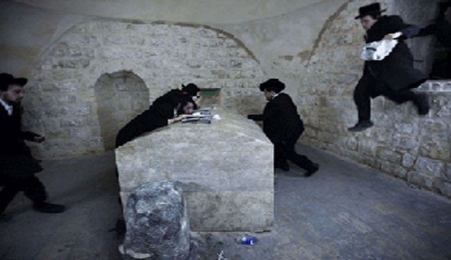 Zionist settlers invade Joseph's tomb in Nablus