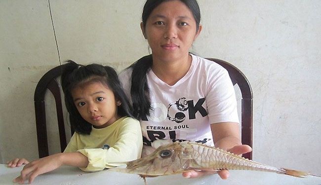 بالصور: سمكة غريبة تعلق في شبكة صياد ماليزي