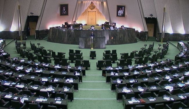 البرلمان الإیراني یلوح بتكليف الحكومة تطوير التقنية النووية