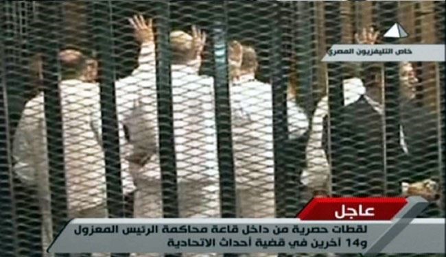 اعتراض مصري ها به انتقال مرسي به انفرادي