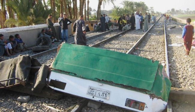 24 قتيلا في مصر باصطدام قطار بحافلة ركاب