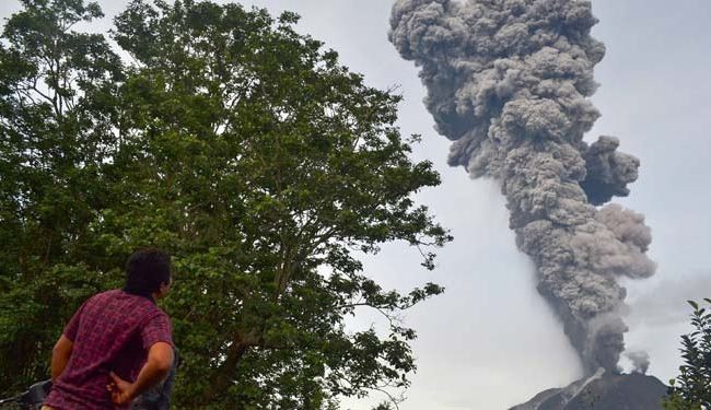 Thousands flee as Indonesia volcano erupts eight times