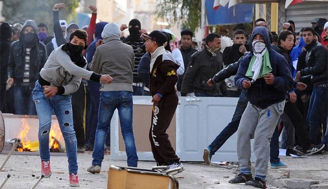 متظاهرون يحرقون مقر حركة النهضة في قفصة جنوبي تونس