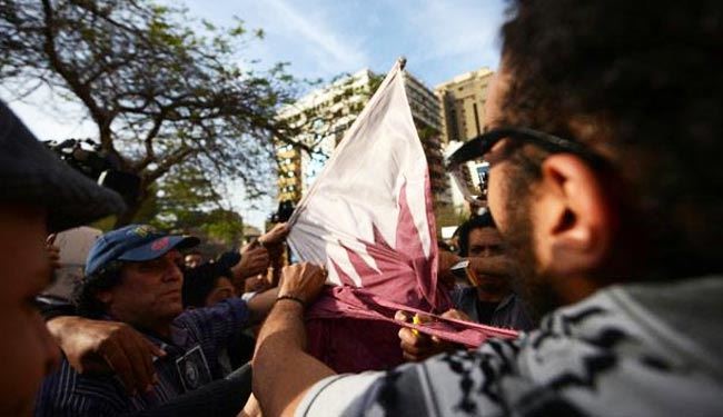 مصری‌ها پرچم قطر را آتش زدند