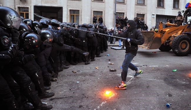 تظاهرات مخالفان اوکراینی به خشونت کشیده شد + عکس