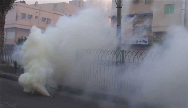 صنداي تايمز: الغاز المسيل للدموع بديلاً للحوار في المنامة