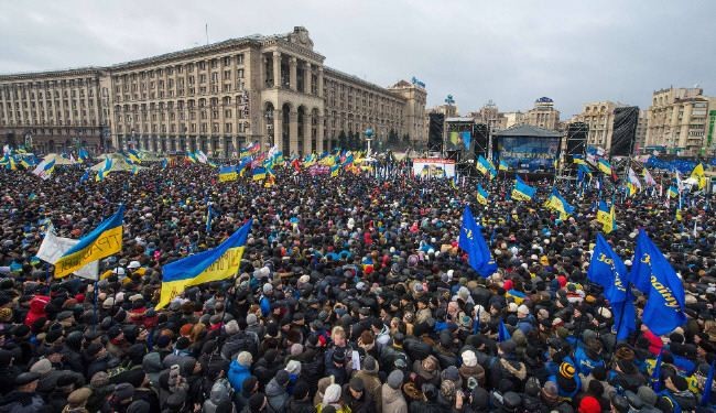 مئات الاف الاوكرانيين يتظاهرون في شوارع كييف