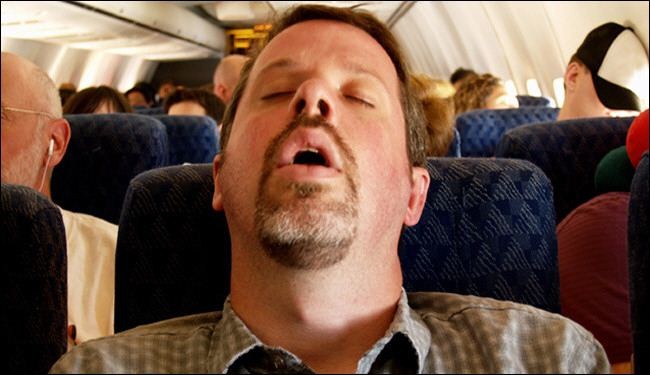 طاقم طائرة ينسى ايقاظ راكب غط في نوم عميق
