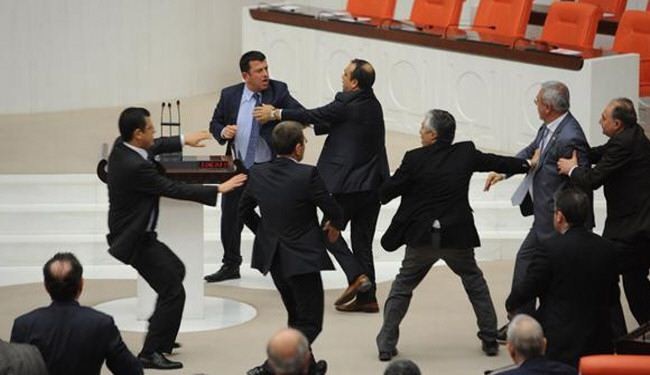 عراك في البرلمان التركي بخصوص كلمة 