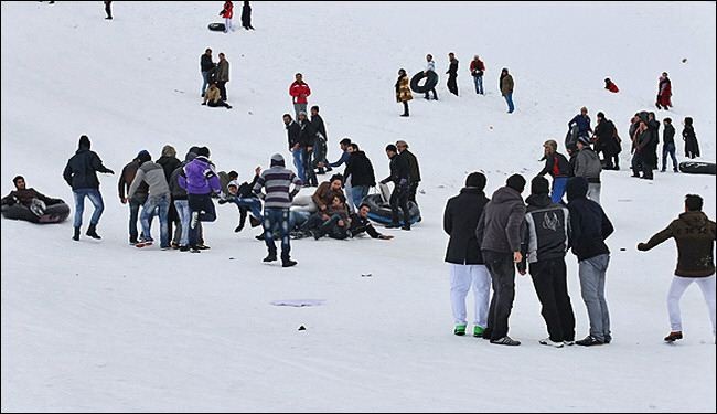 لقطات جميلة عن مرح ولعب الايرانيين وسط الثلوج