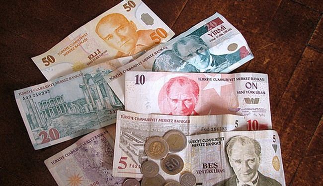 الليرة التركية تنخفض قيمتها امام الدولار واليورو