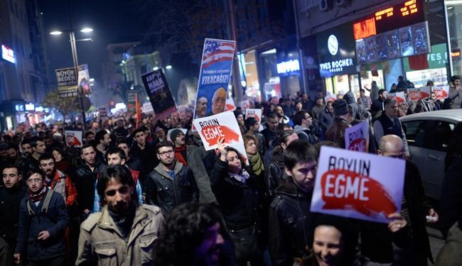Turkish protesters urge Erdogan to resign on graft scandal