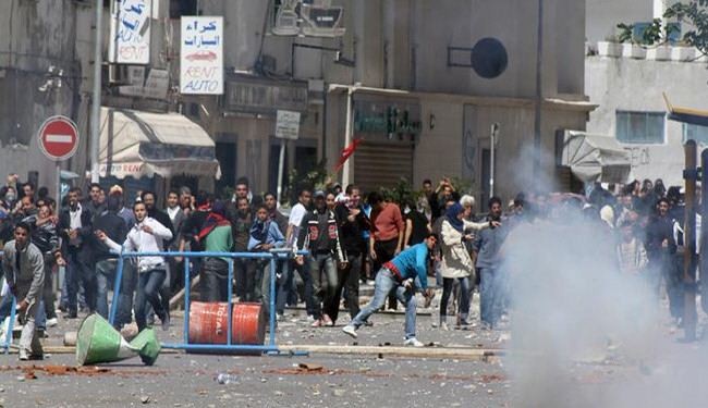 متظاهرون يهاجمون مركزا للشرطة في وسط تونس