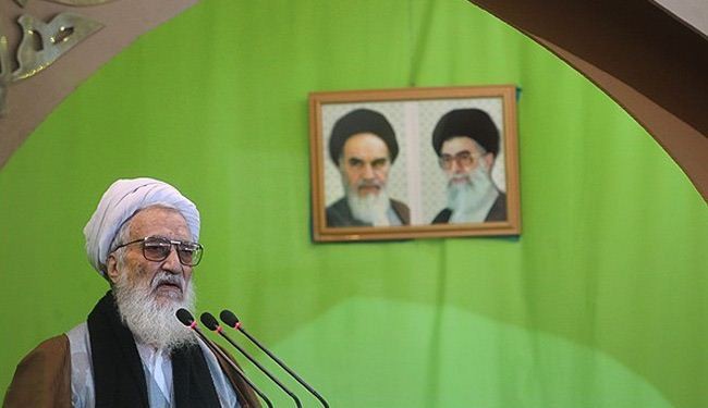 امام جمعة طهران یدعو الفریق الایراني المفاوض للحذر من العدو