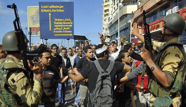 3 قتلى في اشتباكات بين متظاهرين والاهالي والشرطة في مصر