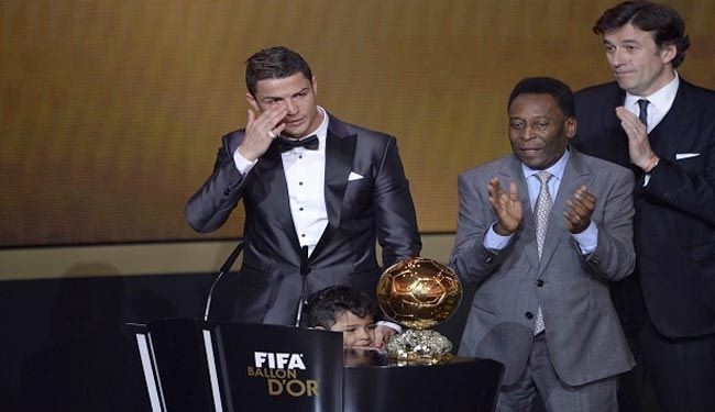 رونالدو يفوز بجائزة الكرة الذهبية للمرة الثانية