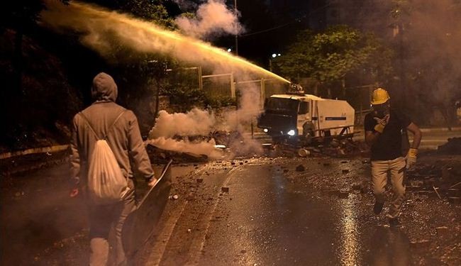 Turkish police use harsh tactics to disperse protestors