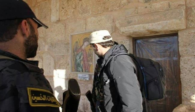 تصویر؛ رزمندگان حزب‌ الله در روستای مسیحی چه می‌کنند؟