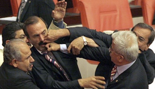 مجددا.. عراك بالايدي ولكمات في البرلمان التركي