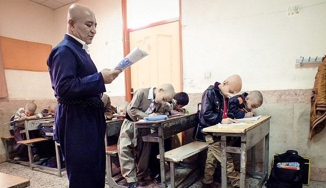 بالصور/ حلق شعر رأسه ليواسي تلميذه المريض!