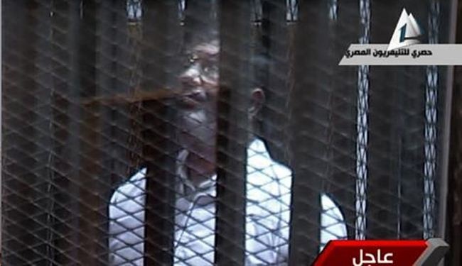 Morsi in glass cage, shouting 
