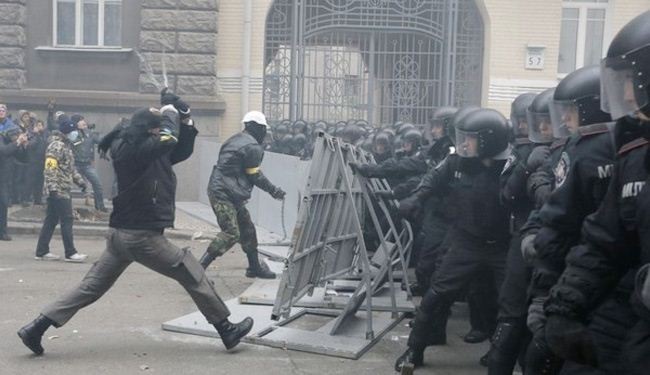 واشنطن تزيد الضغوط على كييف وكيري يلتقي قادة المعارضة اليوم
