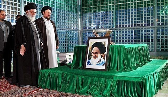 بالصور، قائد الثورة الاسلامية يزور مرقد الامام الخميني (رض)