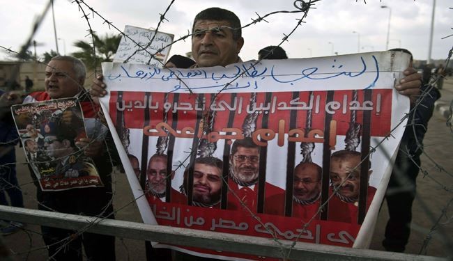 تعویق محاکمه مرسی به خاطر خروج وکلا از دادگاه