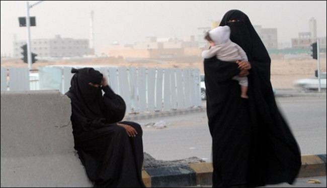 سعودية تحمل شهادة جامعية تتسول في الحرم المكي لتعيل أولادها