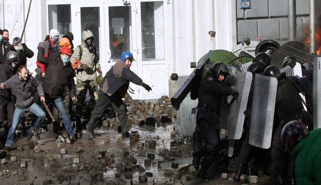 Clashes erupt anew in Kiev despite mutual truce