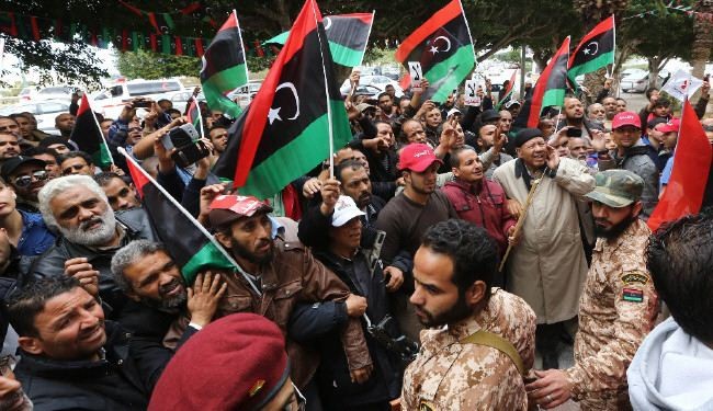 عشرات المتظاهرين في طرابلس يقتحمون مقر المؤتمر العام