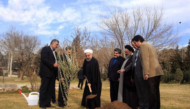 روحاني يغرس شجرة في يوم التشجير بايران