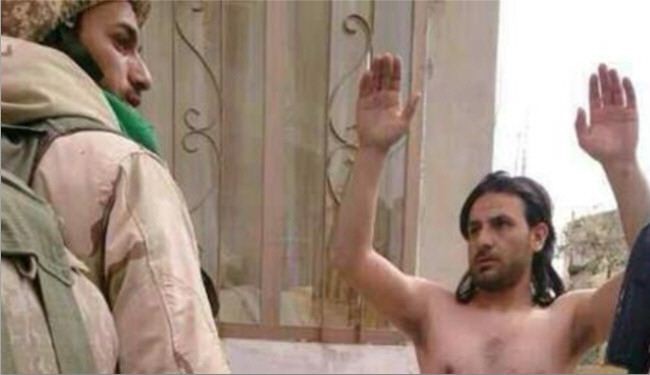 بالصور: المسلحون في يبرود يرفعون أيديهم عراةً أمام الجيش السوري