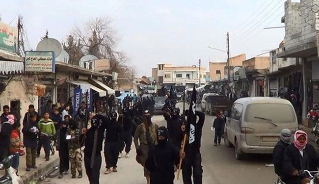 بالصور/داعش تخرج اول مجموعة من المسلحين في الرقة