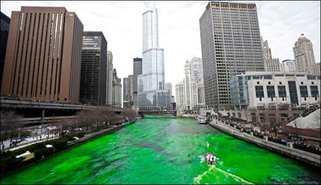 بالصور..لماذا تلون نهر شيكاغو باللون الأخضر؟