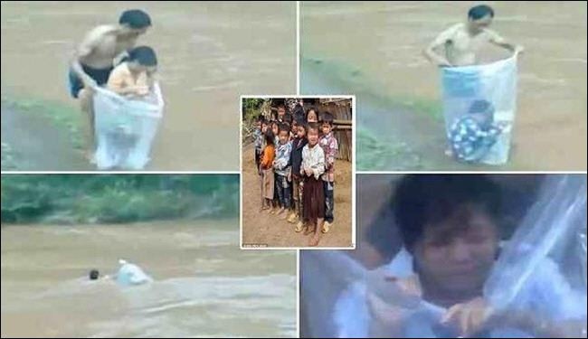 بالصور..ينقل تلاميذ المدرسة عبر الفيضان بكيس بلاستيك