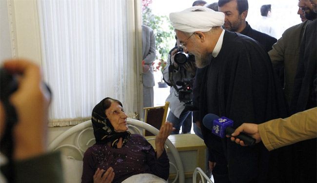 صور.. الرئيس روحاني يتفقد دارا لرعاية المسنين في طهران