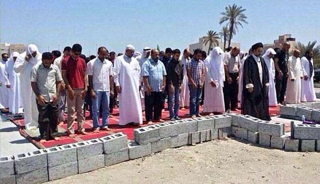 بحرينيون يصلون بمساجد مهدمة والنظام يمنع وصولهم لبعضها