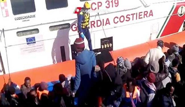 اغاثة اكثر من 900 مهاجر قبالة سواحل ايطاليا
