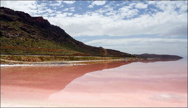 بالصور.. ما سر البحيرة الوردية في جنوب إيران؟