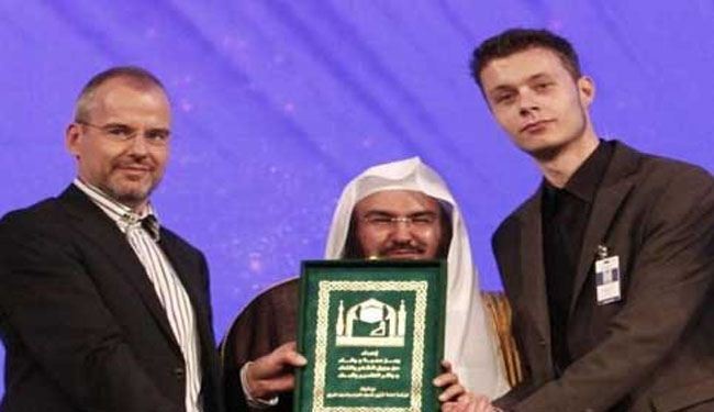 Son of distributor of anti-Islam film converts to Islam