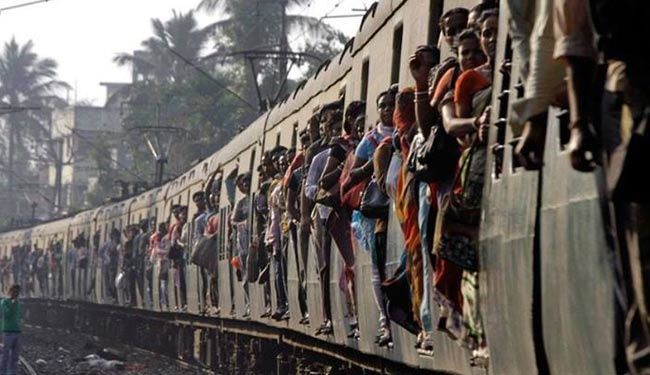 کمک گرفتن مرد هندی از قطار برای درمان قانقاریا !