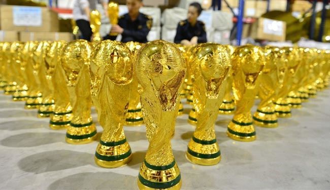 کشف هزاران جام جهانی تقلبی چینی !  + عکس
