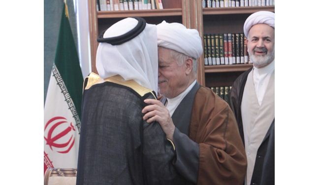 بالصور/سفير السعودية بطهران يقبل رأس آية الله رفسنجاني