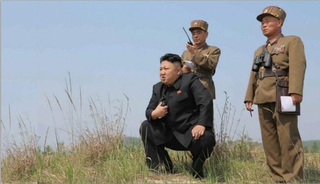 بالصور/ زعيم كوريا الشمالية يزور معسكر 