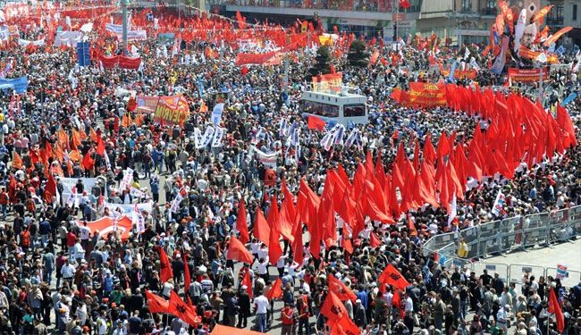 الملايين في العالم يحيون عيد العمال ومصادمات في تركيا