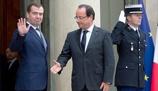 شاهد اسلوب مصافحة الرئيس الفرنسي في صور