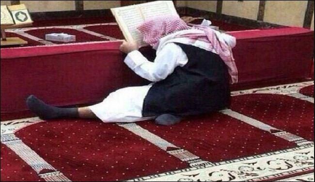 صورة مسن يجاهد لقراءة القرآن، تجذب المغردين
