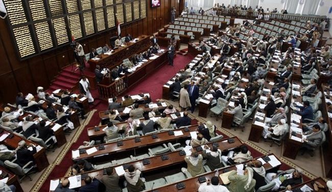 مأئة برلماني يمني يهددون بسحب الثقة عن الحكومة