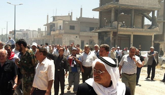 اهالي حمص يعودون الى مدينتهم القديمة لتفقد منازلهم المدمرة